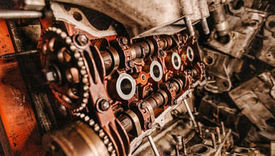 Detailní pohled na hlavu motoru s rozvodovým řetězem a kamzíkovou hřídelí během servisu vznětového motoru.