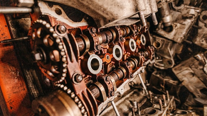 Detailní pohled na hlavu motoru s rozvodovým řetězem a kamzíkovou hřídelí během servisu vznětového motoru.