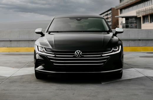 Elegantní černý sedan Volkswagen Arteon, dokonalý příklad sofistikovaných vozidel, kterým poskytujeme servis v kvalitě autorizovaného prodejce.