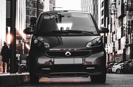 Компактный городской автомобиль Smart Fortwo, подчёркивающий наш экспертный сервис для экономичных и практичных городских транспортных средств.