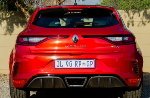 Красный высокопроизводительный хэтчбек Renault Mégane R.S., демонстрирующий наше мастерство в обслуживании спортивных и динамичных автомобилей.