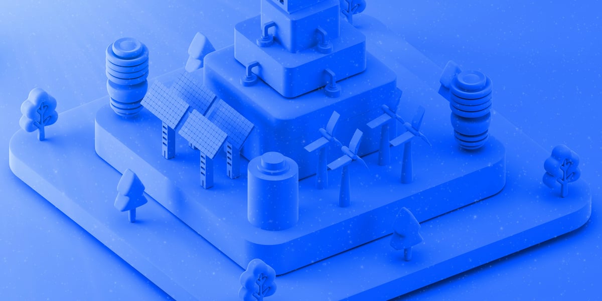 Dva 3D designéři diskutují nad 3D tištěným objektem, zatímco si prohlížejí návrh na tabletu, s 3D tiskárnou v pozadí, což symbolizuje proces DfAM.