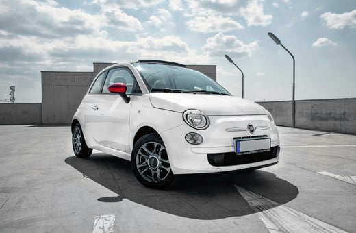 Культовый белый городской автомобиль Fiat 500 — любимая модель, для которой наши специалисты предоставляют специализированный ремонт и техническое обслуживание.