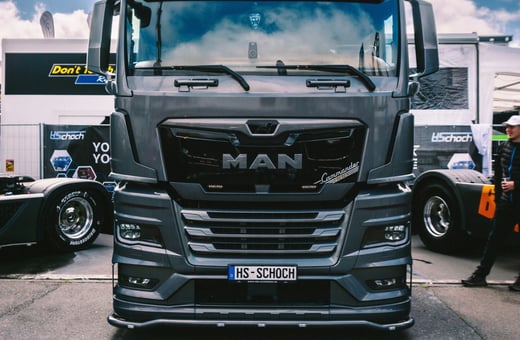 Вид спереди на тяжёлый грузовик MAN TGX, представляющий наш комплексный сервис и ремонт коммерческих и промышленных автомобилей.