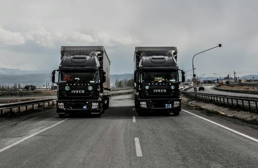 Тяжёлые коммерческие грузовики Iveco Stralis на шоссе — свидетельство нашего надёжного сервиса по обслуживанию и ремонту автопарков.