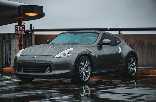 Изящное серое спортивное купе Nissan 370Z, представляющее наш опыт в обслуживании и ремонте мощных спортивных автомобилей.