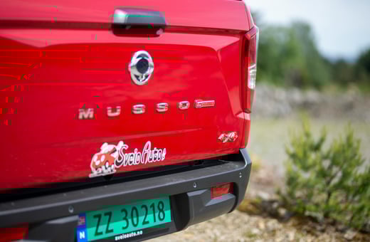 Zadní výklopné dveře pickupu SsangYong Musso, ukazující naši schopnost servisovat odolná a všestranná vozidla 4x4.