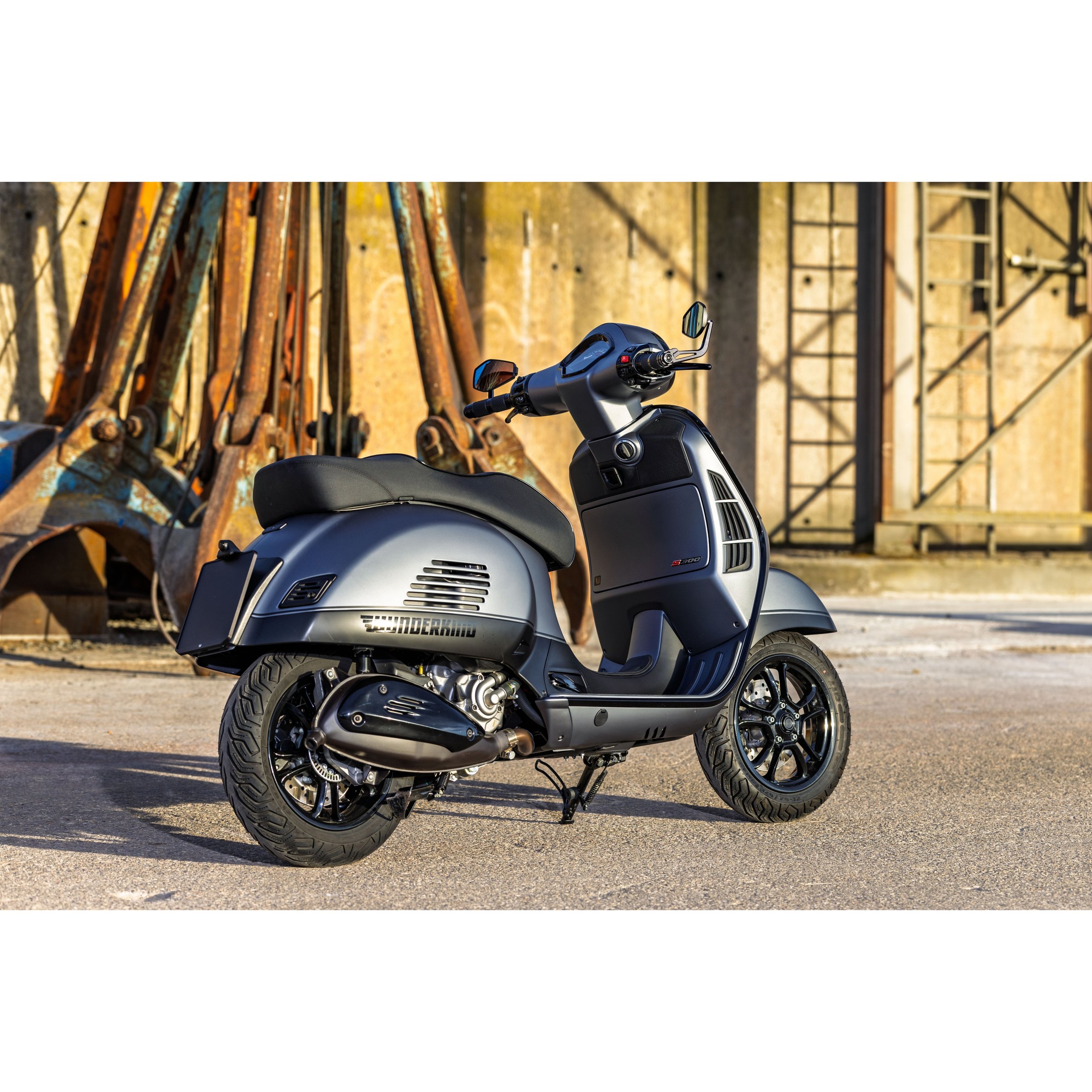 Image of Reflektor Kennzeichenhalter WUNDERKIND, hinten, unten, 106407-F15 für Vespa GTS/GTS Super/GTV 125/300/310ccm (2023-) für Vespa GTS/GTS Super/GTV 125/300/310ccm (2023-)