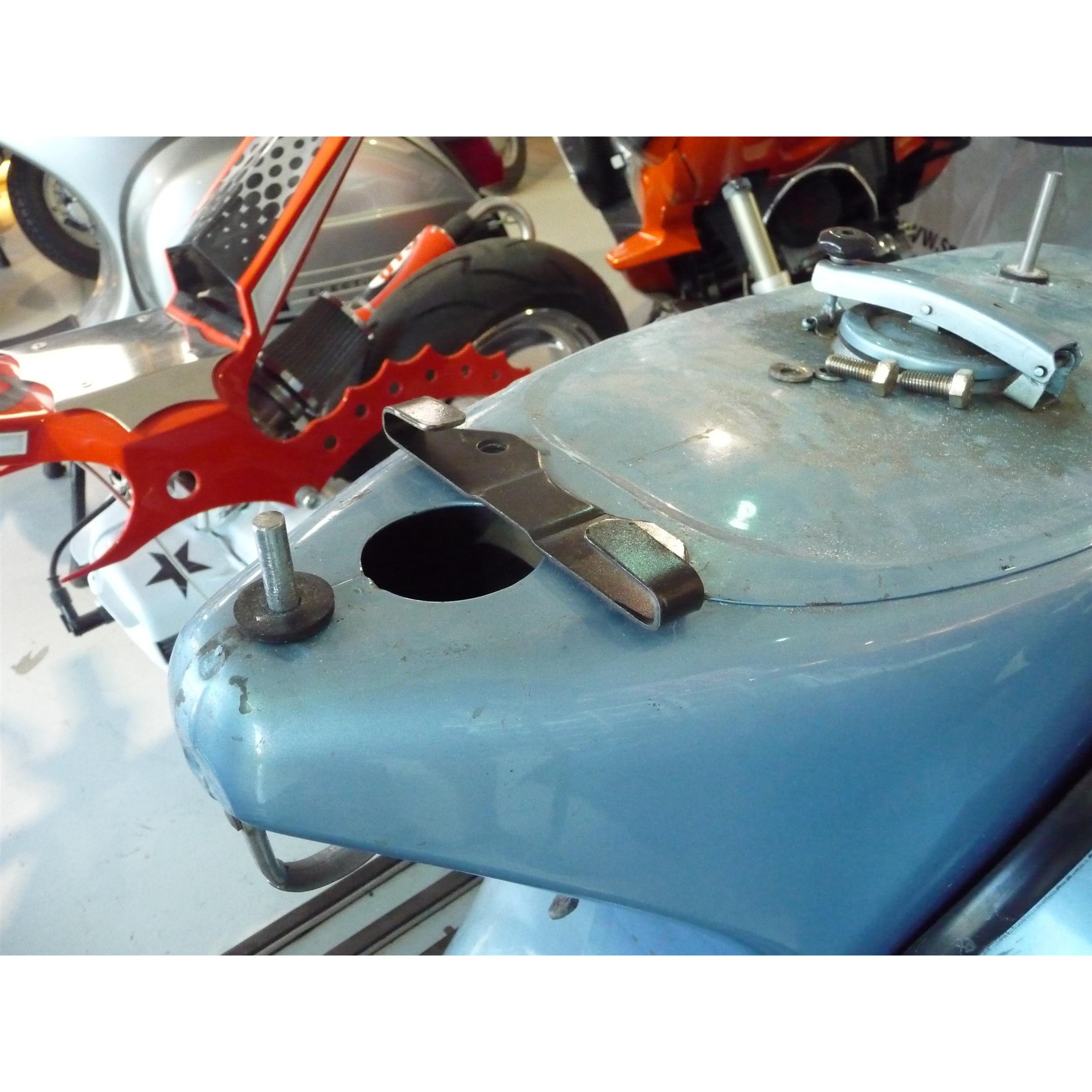 Image of Helmhaken schwarz 162035 für Vespa P80-150X/PX80-200E/Lusso 1°/P150S/P200E für Vespa P80-150X/PX80-200E/Lusso 1°/P150S/P200E