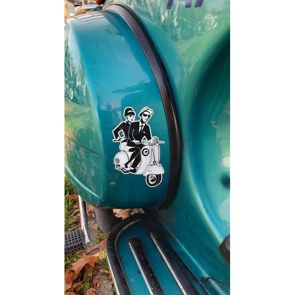 Image of Aufkleber mit Motiv "2-Tone Mann mit Begleitung auf Vespa Motorroller"
