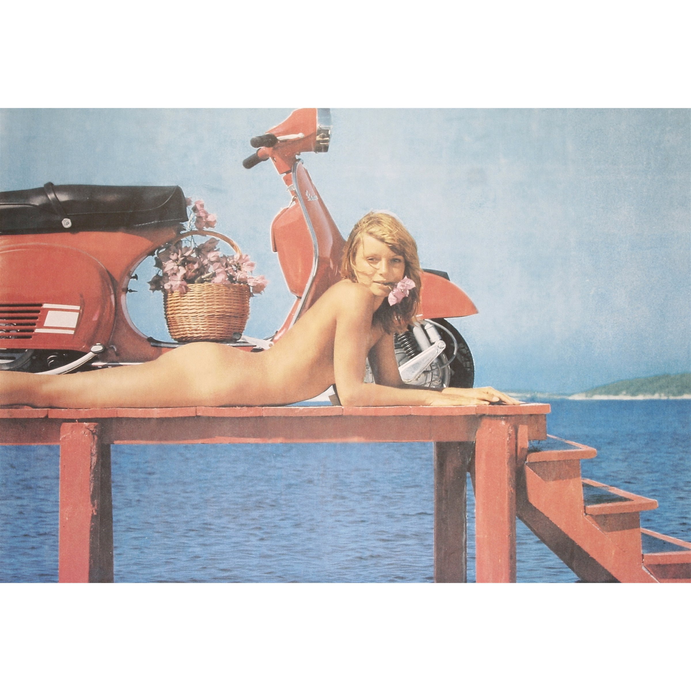 Image of Poster mit Motiv "Vespa Rally - Frau am Steg"