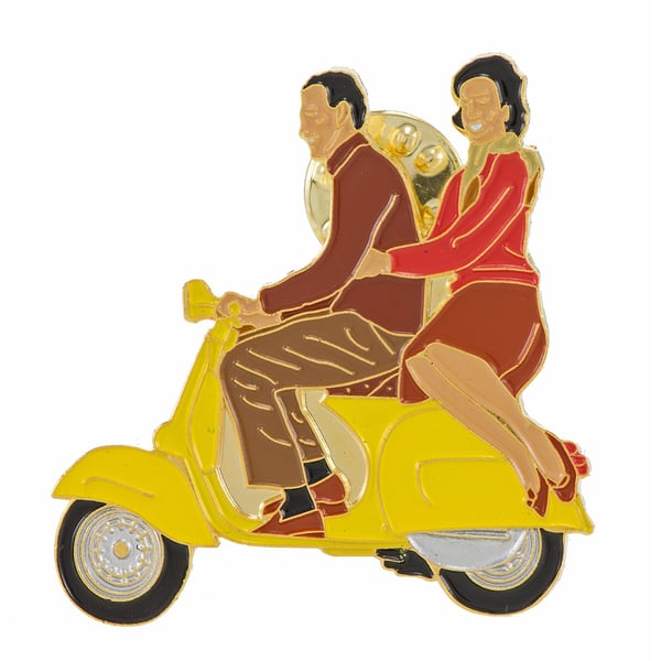 Image of Pin mit Motiv Vespa "Paar auf Roller" Motorroller