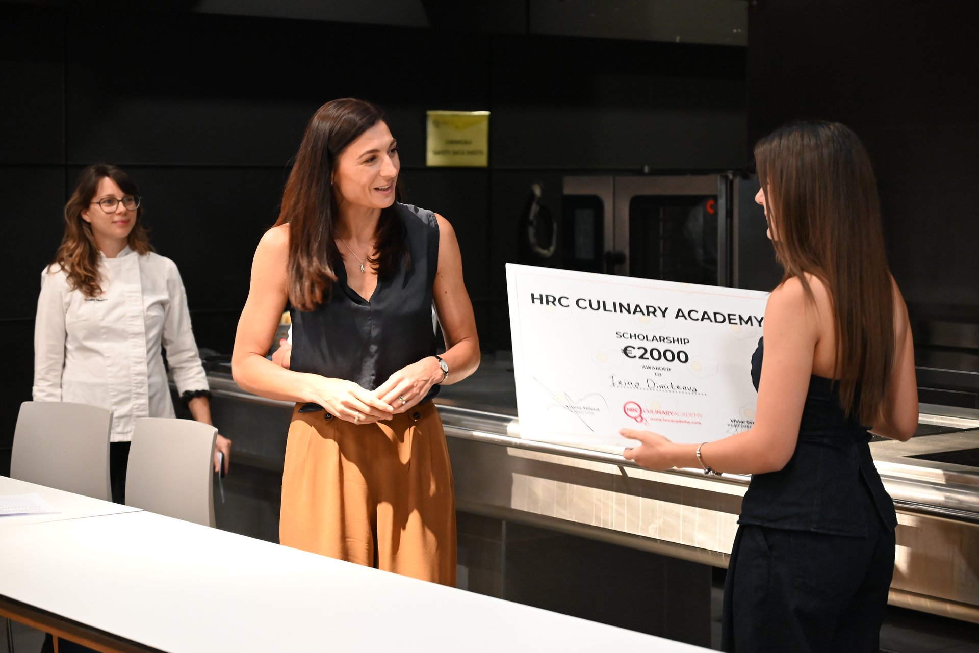 Irina Dimitrova recieves HRC scholarship