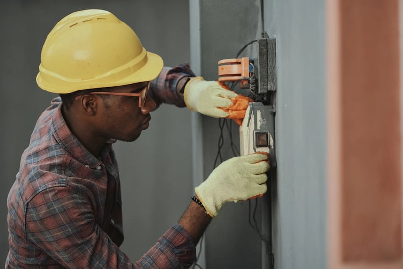 HVAC technician inspecting air-conditioning equipment in Dubai