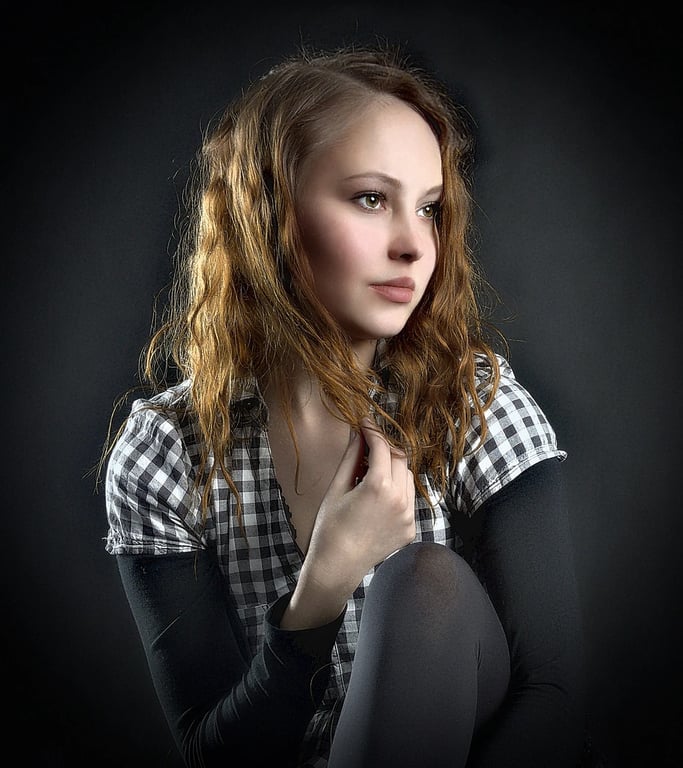 ai eye contact correction before photo - woman with curly hair