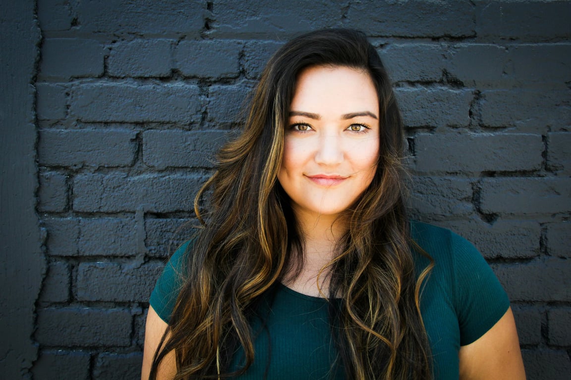 Wolf cut filter before pic – woman with shoulder-length wavy hair in green top