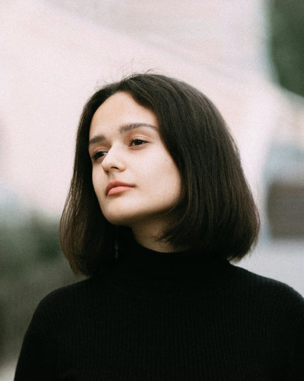AI Curly hair filter before pic - woman portrait with straight short hair