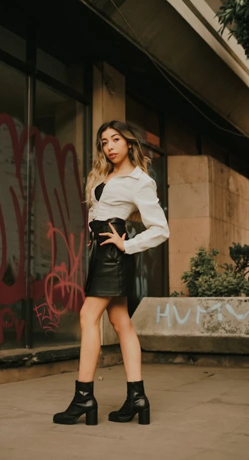 Fashion 20s Style filter before photo - neutral lighting portrait before edit