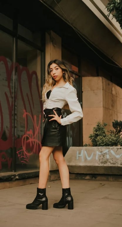 Fashion 20s Style filter before photo - neutral lighting portrait before edit