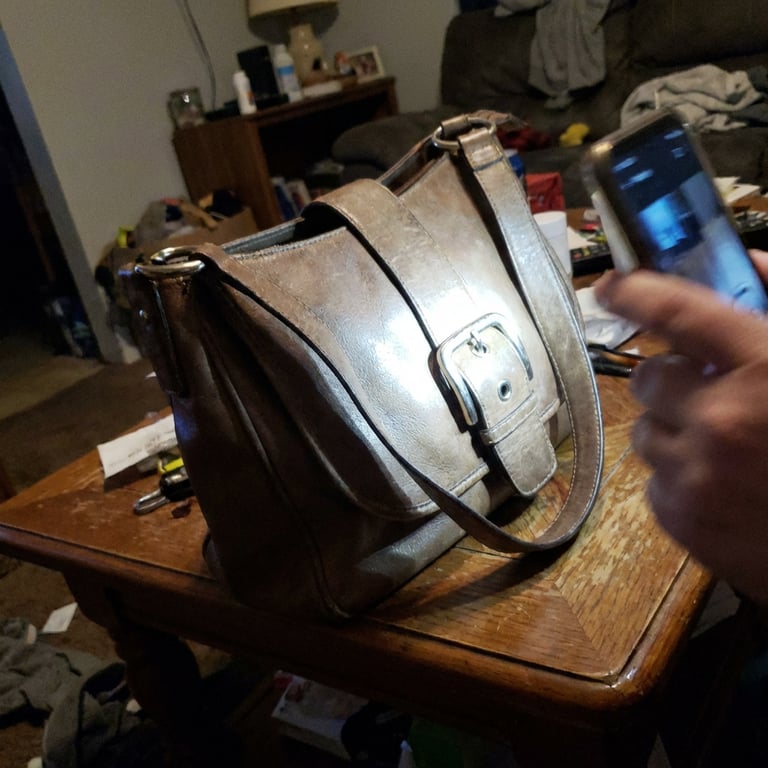 Correct the crossbody bag’s sh...