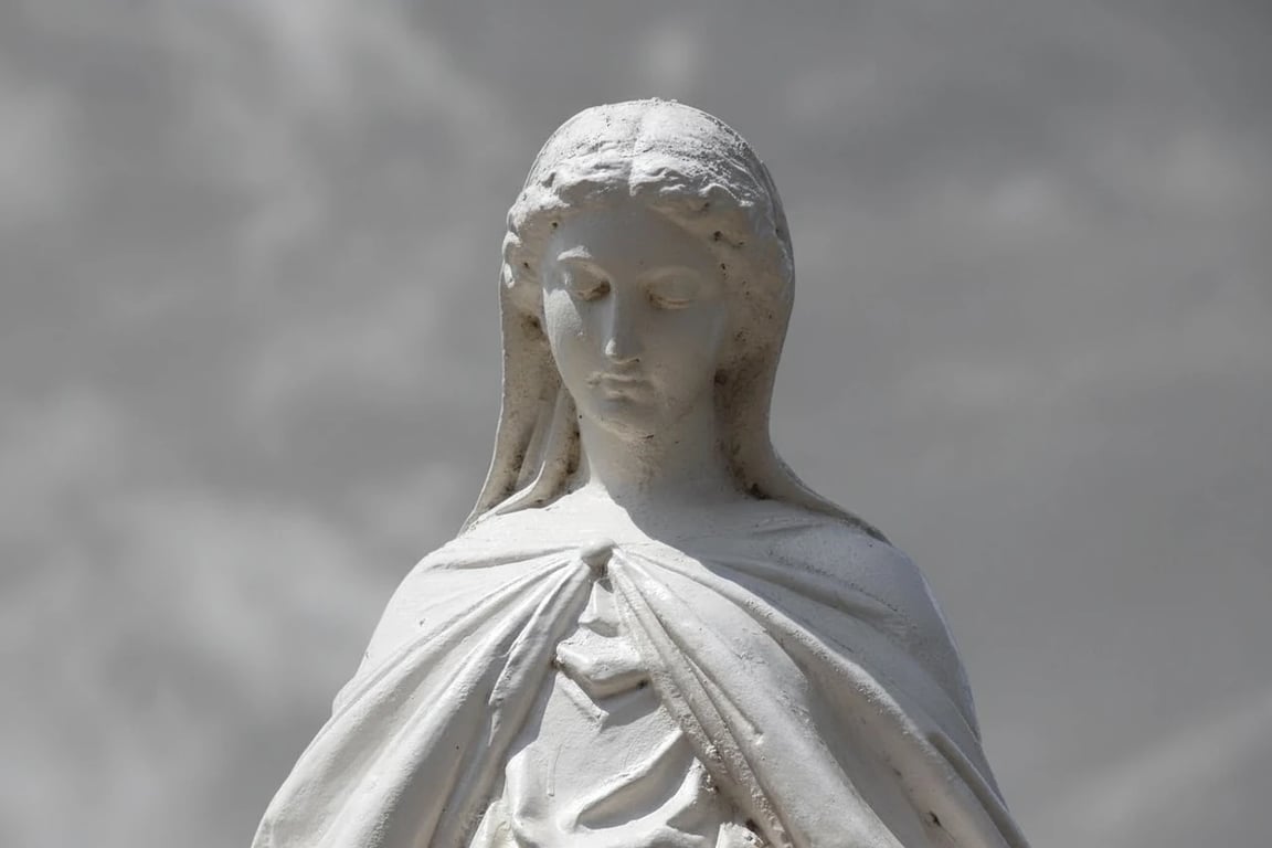 AI remove color from image after photo - same statue in black and white tones