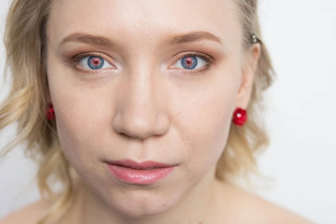 AI red eye remover before photo - studio shot with unnatural red eye reflection