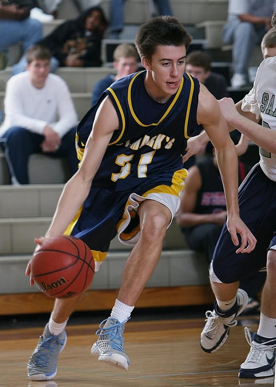A sports action shot converted into a dynamic vector graphic, using speed lines, motion blurs simulated with gradients, and a focus on the athlete's silhouette.