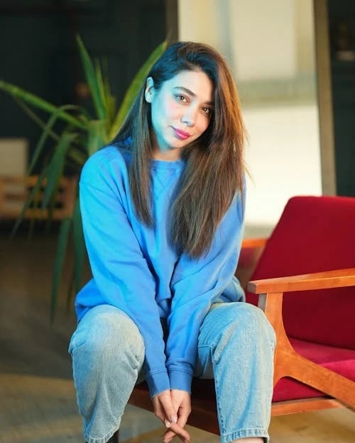 Fashion 20s Style filter before photo - neutral portrait before transformation