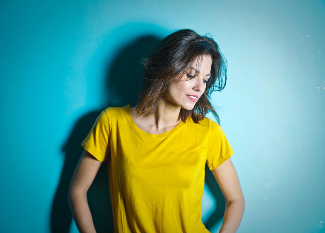 outfit generator ai before photo - woman wearing a yellow t-shirt