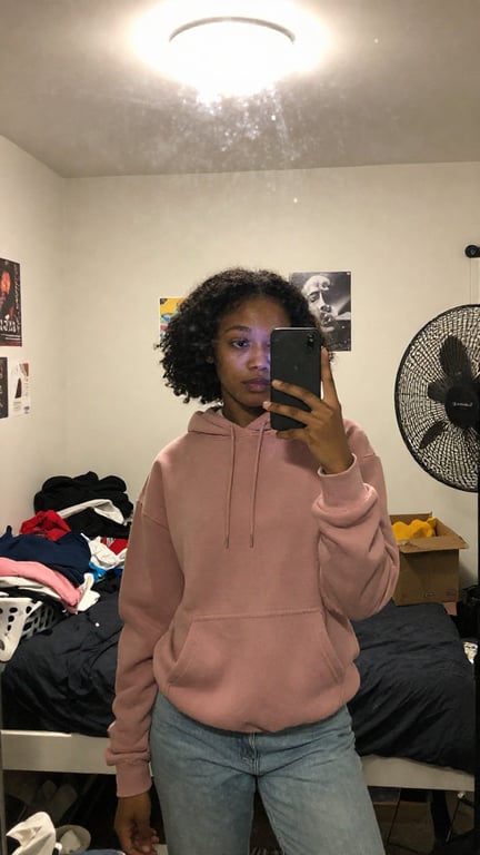 Transform this mirror selfie i...