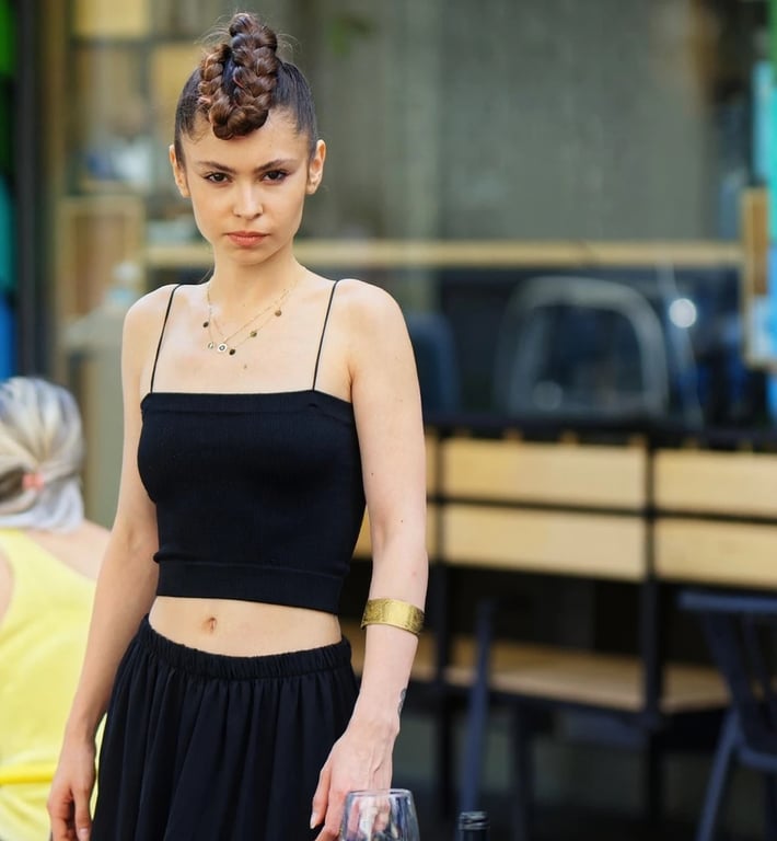 AI remove people from background after transformation - clean street photo with no people