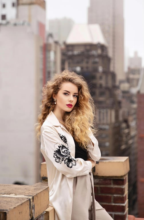 Wolf cut filter before pic – woman standing outside