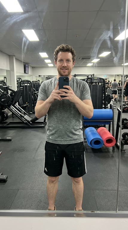 Redesign this gym mirror selfi...