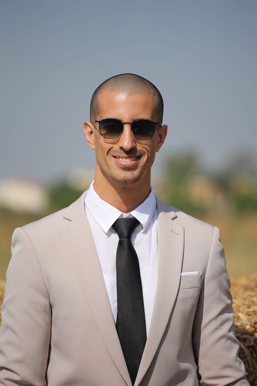 AI color changer before photo - portrait with default color palette