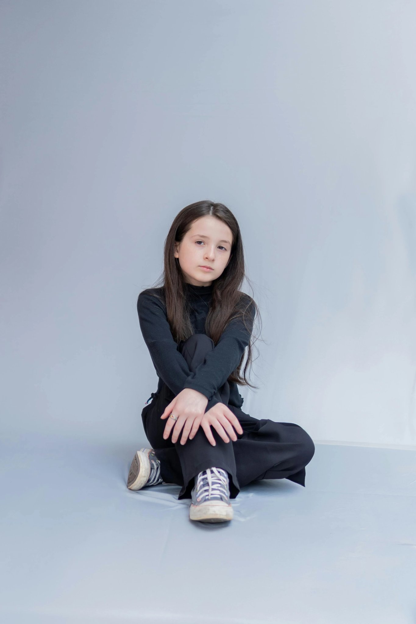 AI blonde hair filter before photo - casual portrait before AI blonde filter applied