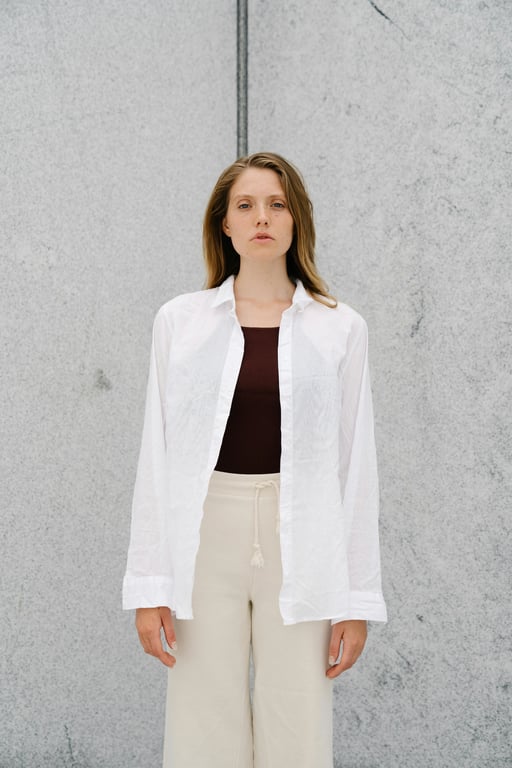AI Curly hair filter before pic - woman portrait with straight hair in white suit
