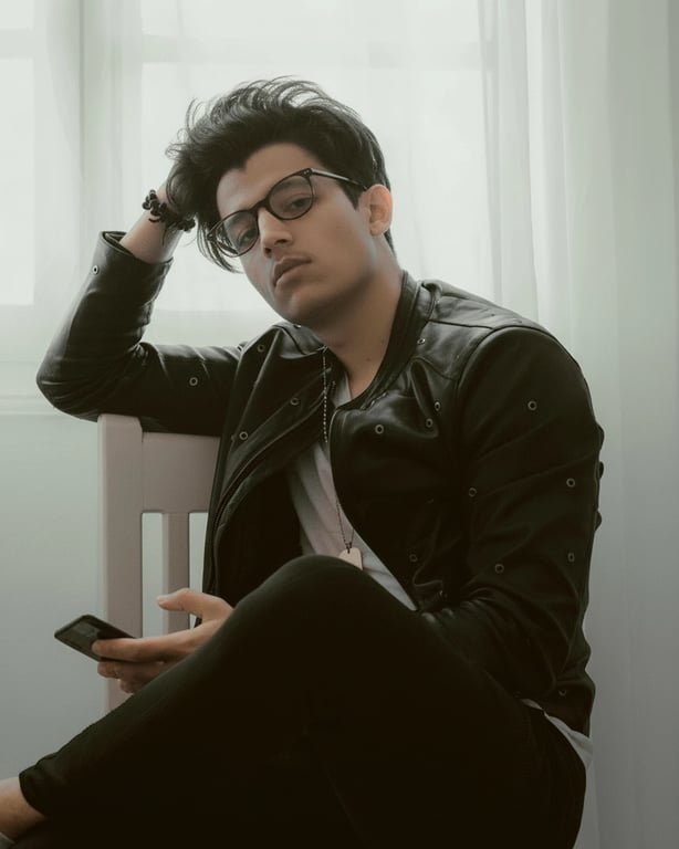 Effortlessly edit and refine your hairline with kaze ai's advanced AI technology. Achieve a natural and flawless look for all your photos, whether it's a casual selfie or a professional headshot.