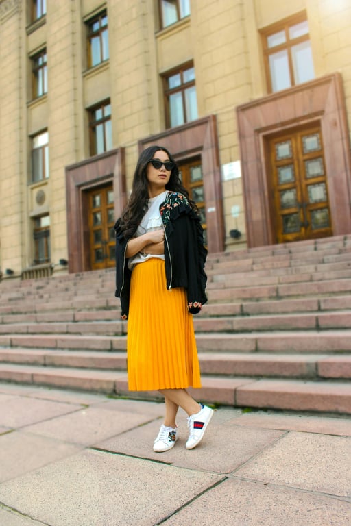 outfit generator ai before photo - woman standing outside a old building