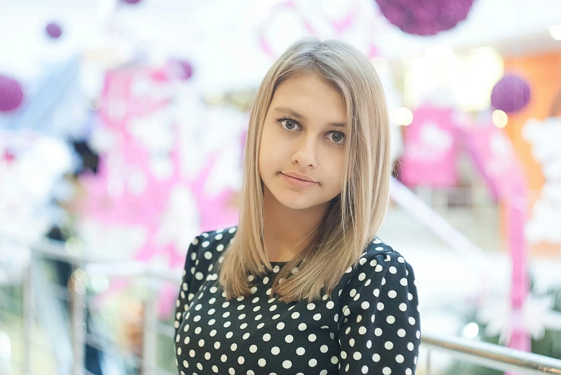 AI shorthair filter before photo - woman portrait with long straight hair