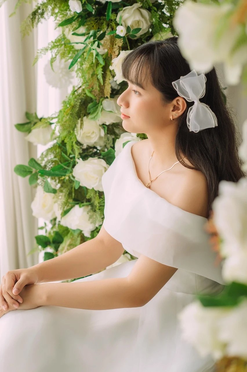 AI 90s filter before photo - influencer photo before film-style transformation