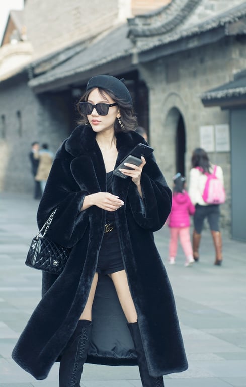 AI remove people from background before photo - city photo with pedestrians in background