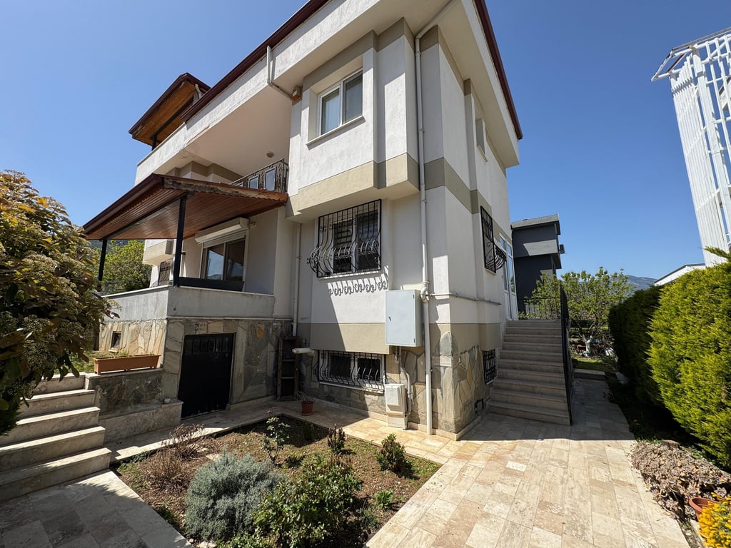 Servergazi'de 510 m² Köşe Parsel İçinde 2 Katlı Müstakil Bahçeli Daire - 2