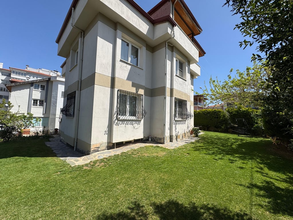 Servergazi'de 510 m² Köşe Parsel İçinde 2 Katlı Müstakil Bahçeli Daire