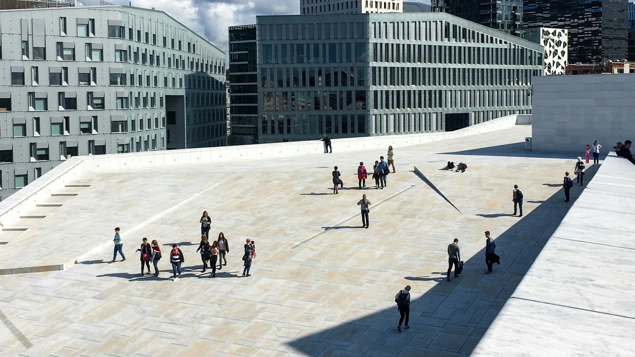 Gangsiden av Operaen i Oslo, med personer som går.