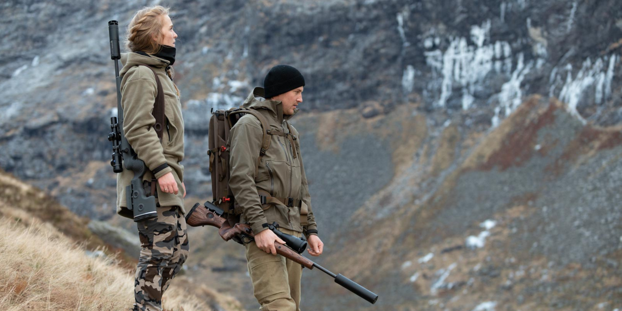 To jegere som ser utover fjellheimen.