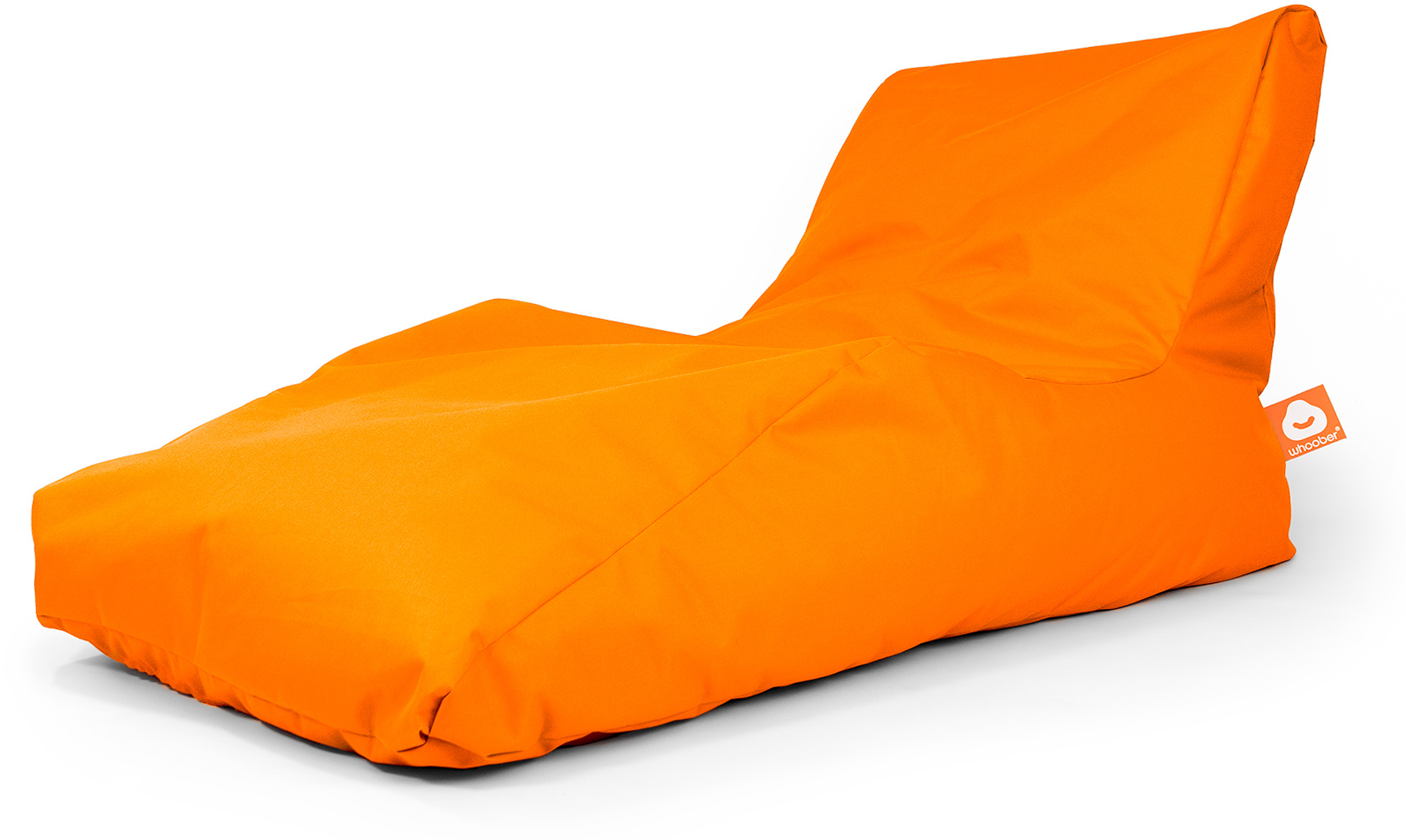 Oranje loungebed zitzak met een modern, hoekig design en een verhoogde rugleuning. Hij staat op een witte achtergrond en straalt een casual en levendige sfeer uit. Met een WHoober label aan de zijkant met een wit logo.