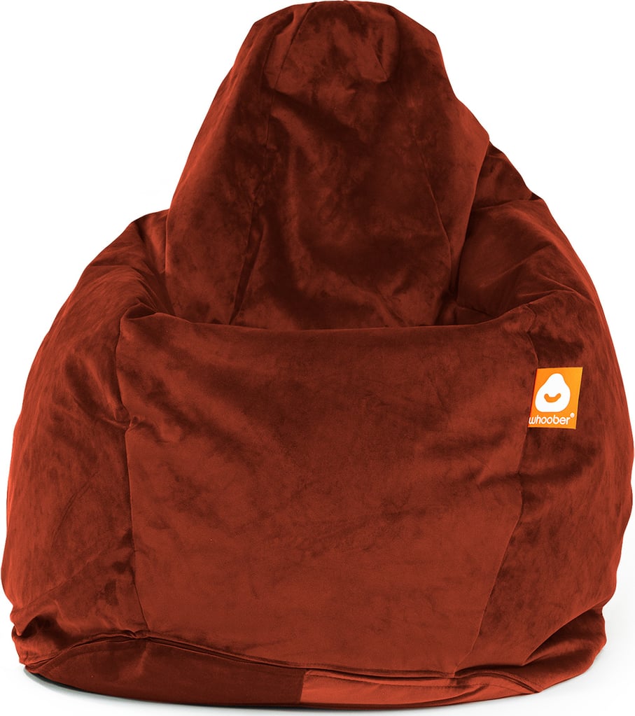 Een grote, zachte bruine peervormige Barca zitzak met een fluweel structuur. Aan de rechterzijde zit een Whoober oranje label met een wit logo, wat een gezellige uitstraling geeft.