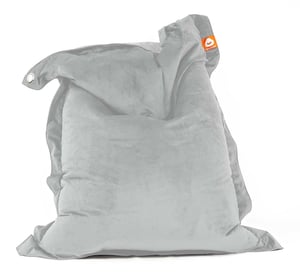 Een grote, lichtgrijze rechthoekige zitzak met zachte stof en een oranje Whoober label staat rechtop. Hij oogt zacht en uitnodigend en suggereert veel zitcomfort.