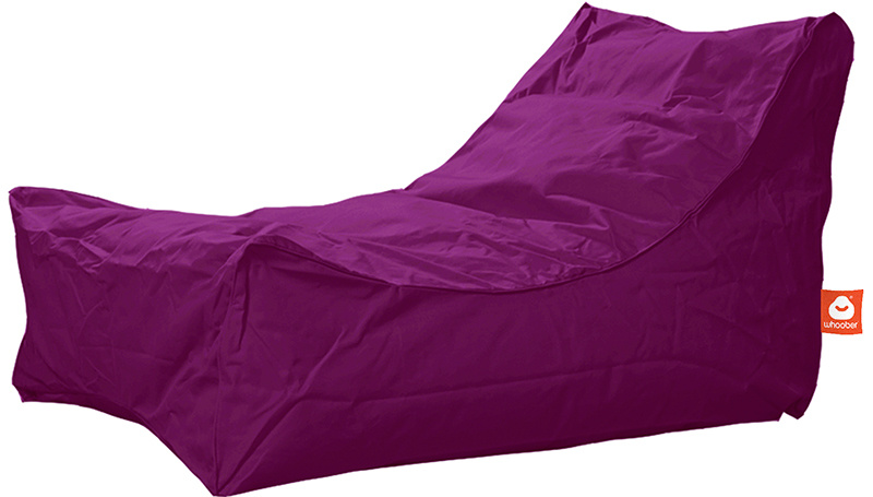 Paarse lounge-zitzak met een aflopende rugleuning en een glad oppervlak van outdoor stof. Hij straalt een ontspannen en comfortabel gevoel uit.