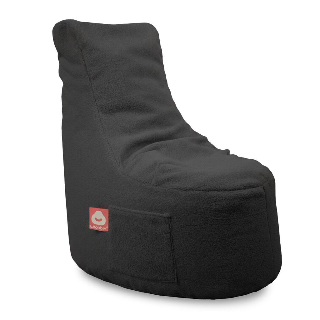 Nice zwart stoelvormige zitzak in teddy stof. Zijkant met hoge rugleuning en label.